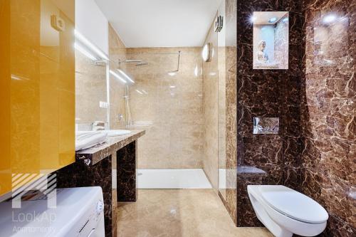 Bathroom sa Loft Marmurowy by LookAp