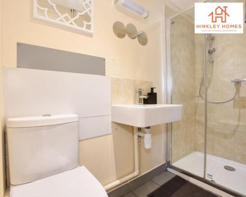 La salle de bains est pourvue de toilettes, d'un lavabo et d'une douche. dans l'établissement Cosy Contained Riverside 1bed - 2 Floors - Parking, à Bridgwater