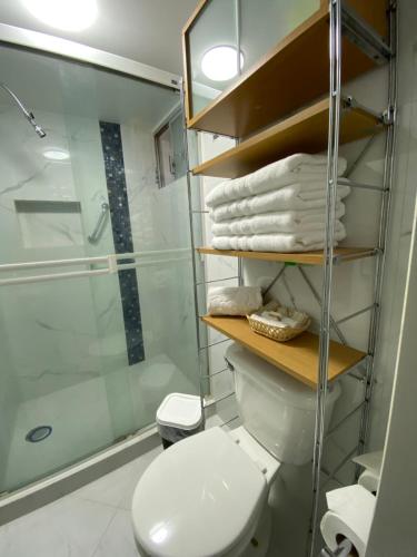 y baño con ducha, aseo y toallas. en Departamento Mosqueta42 (Reforma), en Ciudad de México