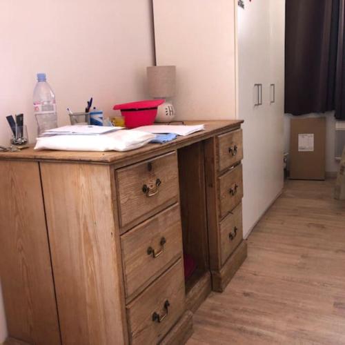 - un bureau en bois avec des tiroirs dans l'établissement 2 pièces 2 terrasses 100 m Croisette très clair., à Cannes