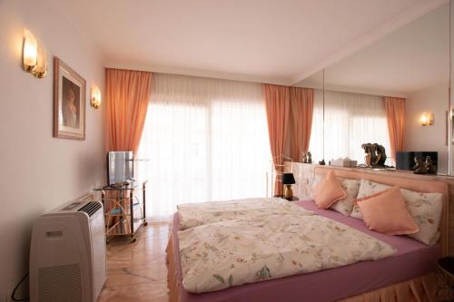 a bedroom with a large bed and a window at Villa Vistabella in Chayofa