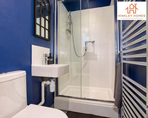 uma casa de banho com um chuveiro, um WC e um lavatório. em Centrally Tucked Away Private 4bed - Free parking! By Hinkley Homes Short Lets & Serviced Accommodation em Bridgwater