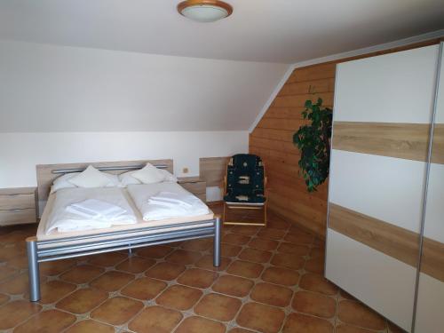 um quarto com uma cama num quarto em Apartmány Orava - Zuberec em Zuberec