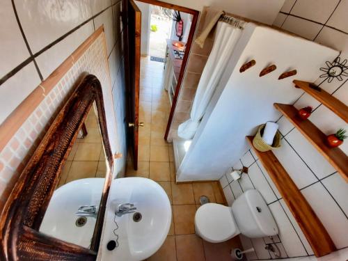 Un baño con lavabo e inodoro en Poniente, en Barbate