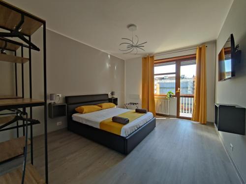 una camera con letto e balcone di Santa Rita Suite a Torino