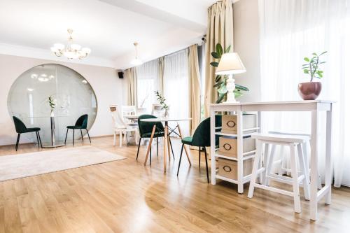 uma sala de estar com mesa e cadeiras em Villa V em Brasov