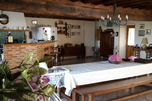 - un salon avec un grand lit blanc dans l'établissement Grande Maison de charme, à Sainte-Magnance