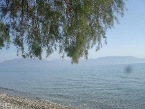 a view of the water from the beach at Σοφίτα Μαρτά in Kalamos