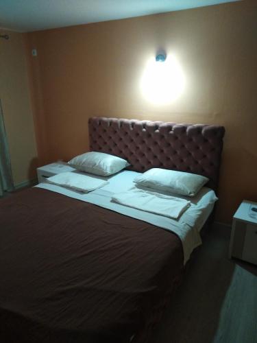 Postel nebo postele na pokoji v ubytování Apartmani Jevremović