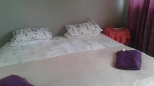 Łóżko lub łóżka w pokoju w obiekcie Poplar Guest House