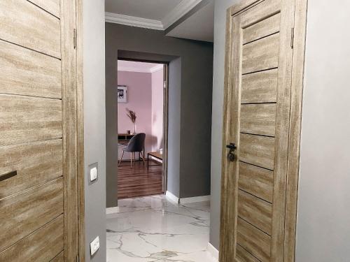テルノーピリにあるАпартаменти в центрі Тернополяの廊下(木製のドア2つ付)、ダイニングルーム