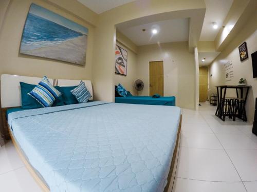 ein Schlafzimmer mit einem großen blauen Bett in einem Zimmer in der Unterkunft Beach Getaway at Pico de Loro Hamilo Coast Nasugbu Batangas in Nasugbu