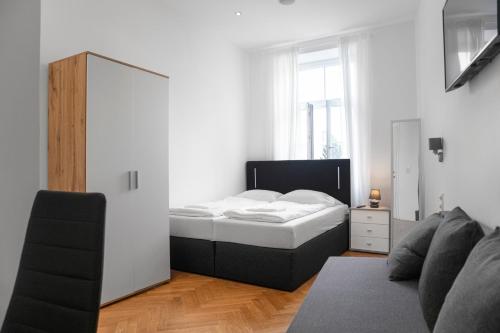 Private Rooms in Spacious 7-Bedroom Apartment Near Hauptbahnhof