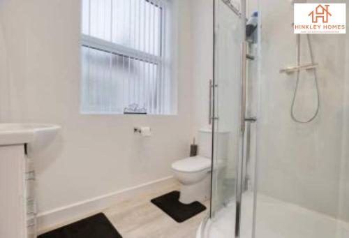 y baño blanco con aseo y ducha. en Top-Spec & Sublime - City Centre - Newbuild - 5* en Bridgwater