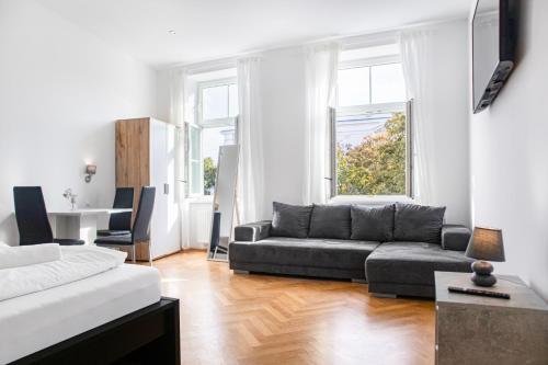 Private Rooms in Spacious 7-Bedroom Apartment Near Hauptbahnhof