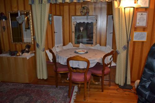 a dining room with a table and chairs at B&B La Tana dell'Orso - Die Bärenhöhle in Castello di Fiemme