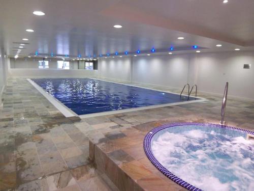 una gran piscina con bañera en una habitación en Seascape Apartment, en Portland