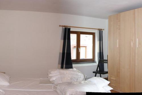 1 dormitorio con cama, ventana y ventana en Maison de vacances familiale: le Petit Nid Mosan, en Dinant