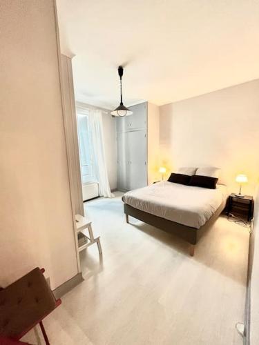 a bedroom with a bed in the middle of a room at Descent Unit in Fontainebleau in Fontainebleau