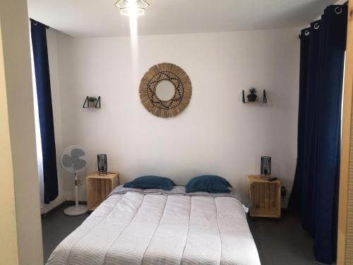 1 dormitorio con cama y espejo en la pared en 2 # La Seyne Centre ancien wifi et place de stationnement incluse, en La Seyne-sur-Mer