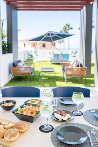 Villa Macaronesia - Seaviews, Large Terrace, Private Heated Pool & BBQ