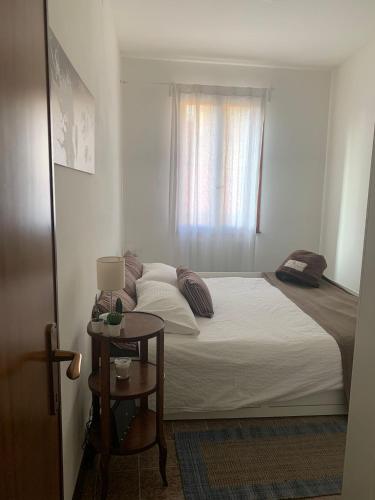 - une petite chambre avec un lit et une fenêtre dans l'établissement Incantevole mini appartamento in centro a Padova., à Padoue