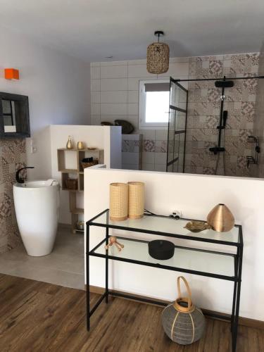 卡爾卡松的住宿－Le Mas Victoria - Chambres d'hôtes avec table d'hôtes，浴室配有盥洗盆和浴缸。