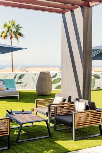 Villa Macaronesia - Seaviews, Large Terrace, Private Heated Pool & BBQ