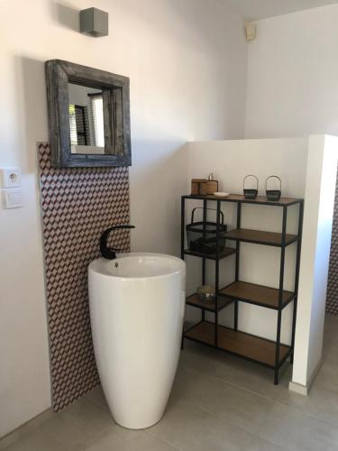 a bathroom with a bath tub and a mirror at Le Mas Victoria - Chambres d'hôtes avec table d'hôtes-Parking privé ferme in Carcassonne