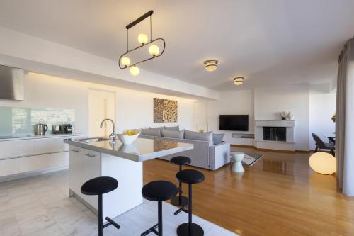 NEW STUNNING PENTHOUSE W/SPECTACULAR VISTAS!