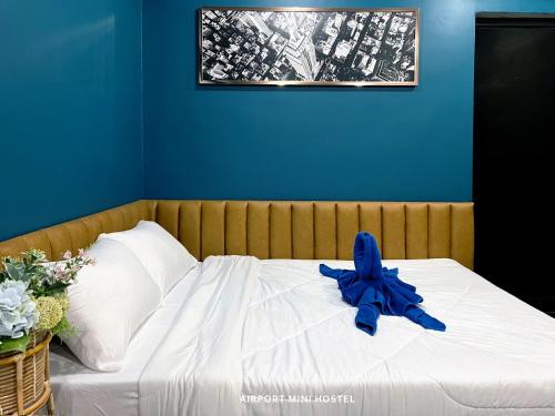a blue starfish sitting on top of a bed at Airport Mini Hostel at Don Muang Airport in Ban Don Muang