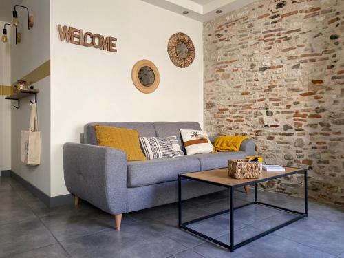 a living room with a couch and a table at Exceptionnel ! Superbe appartement refait à neuf en rez-de-chaussée avec parking privé in Castres