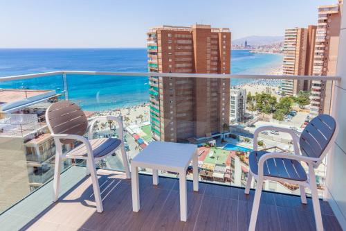 balcón con mesa, sillas y vistas al océano en Port Benidorm Hotel & Spa 4* Sup, en Benidorm