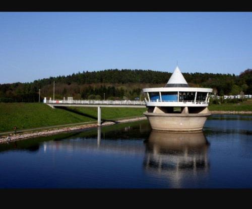 a boat in the middle of a body of water at Neues-Ferienhaus-am-schoenen-Ferienpark-Twistesee-Naehe-Bad-Arolsen in Bad Arolsen