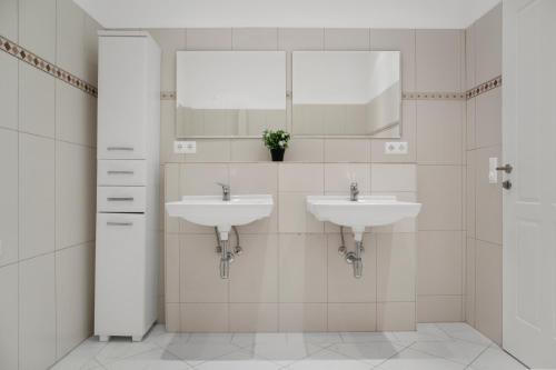 Private Rooms in Spacious 7-Bedroom Apartment Near Hauptbahnhof