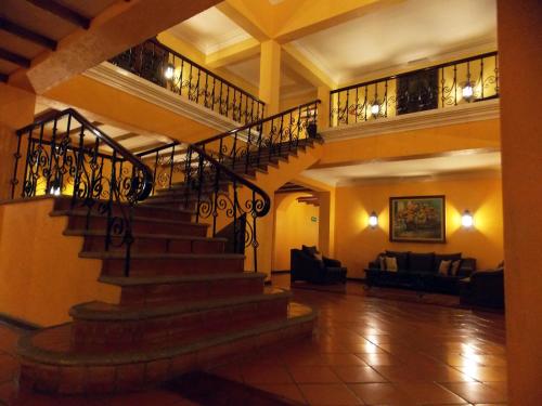 a lobby with a staircase and a living room at Casa Cantarranas in Tehuacán