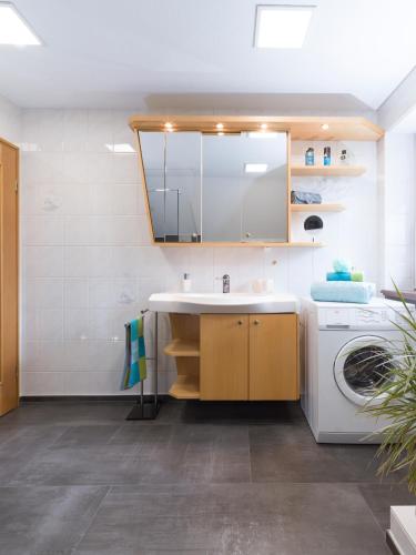 Kuchyň nebo kuchyňský kout v ubytování Schmidt`s Eppelborner Ferienwohnung