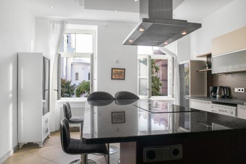 Private Rooms in Spacious 7-Bedroom Apartment Near Hauptbahnhof