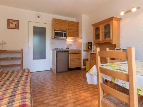 Appartement Briançon, 1 pièce, 2 personnes - FR-1-330C-48にあるキッチンまたは簡易キッチン