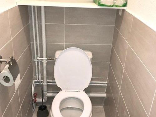 - une salle de bains avec des toilettes blanches dans une cabine dans l'établissement Appartement 2 Pièces Climatisé, Terrasse, Parking, Face au Lac Marin, à 900m de la Plage - Port Leucate - FR-1-81-66, à Port-Leucate