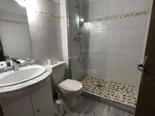 une salle de bain avec une douche, des toilettes et un lavabo dans l'établissement Location Vacances: 3 Pièces, 6 Couchages, Plage à 200m, Port Leucate - FR-1-81-83, à Port-Leucate