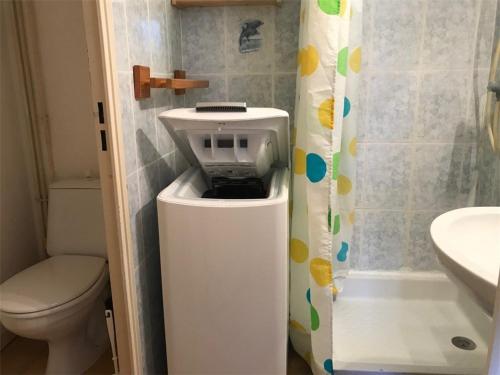 - une salle de bains avec une poubelle dans le coin dans l'établissement Pavillon T2 Mezzanine, 6 couchages, proche plage, terrasse, parking privé, TV, lave-linge - FR-1-81-92, à Port-Leucate