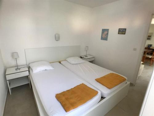 une chambre avec deux lits et deux tables de nuit dans l'établissement Charmante Villa T3 à Port Leucate, 5 couchages, proche plage, barbecue, garage - FR-1-81-98, à Port-Leucate