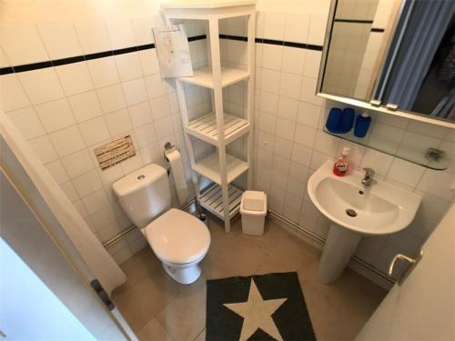une petite salle de bain avec toilettes et lavabo dans l'établissement Charmante Villa T3 à Port Leucate, 5 couchages, proche plage, barbecue, garage - FR-1-81-98, à Port-Leucate