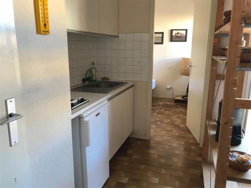 ポール・ルカートにあるAppartement Port Leucate, 2 pièces, 4 personnes - FR-1-81-117の小さなキッチン(シンク、カウンター付)