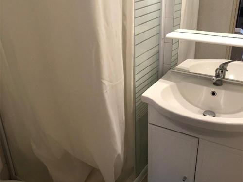 Photo de la galerie de l'établissement Villa T2 Cabine Mezzanine 5 pers. avec Clim, Terrasse et Proche Plage - Port Leucate - FR-1-81-101, à Port-Leucate