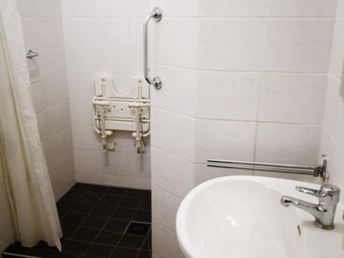 y baño con lavabo y aseo. en Appartement Port Barcarès, 2 pièces, 4 personnes - FR-1-195-7, en Le Barcarès