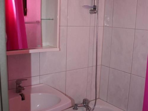 une salle de bain avec un lavabo et une douche en verre dans l'établissement Charmant T2 Cabine avec terrasse et piscine à Port Barcarès - FR-1-195-13, au Barcarès