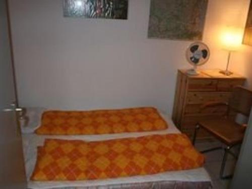 - 2 lits dans une chambre avec une commode et une chaise dans l'établissement Appartement T2 Cabine 6 Couchages avec Terrasse et Accès Piscine au Barcarès - FR-1-195-17, au Barcarès