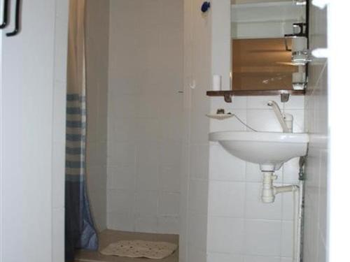 une salle de bain avec un lavabo blanc et une douche dans l'établissement Appartement T2 avec terrasse, piscine, parking - Le Barcarès - FR-1-195-46, au Barcarès